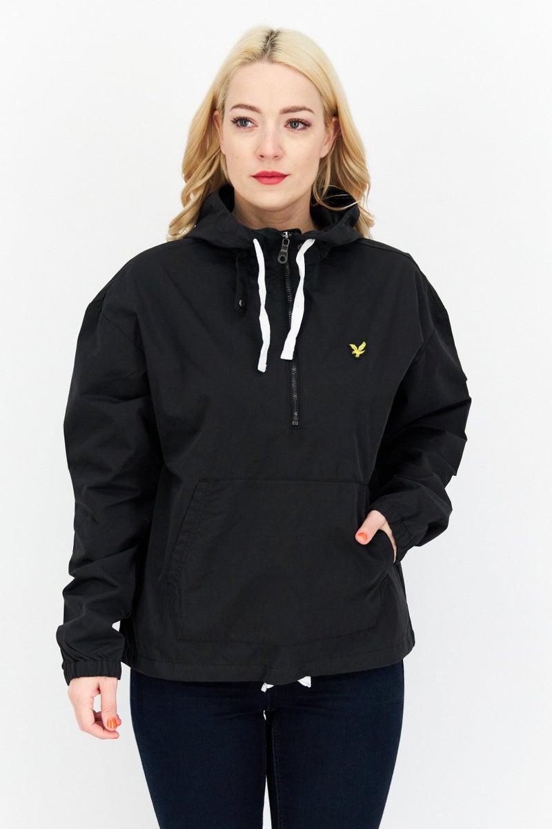 Lyle & Scott جاكيت واقي من الرياح مزين بشعار للنساء، أسود - Image 1
